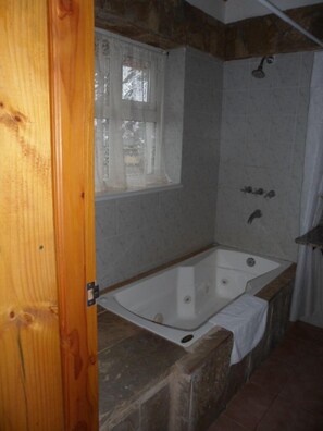 Quadruple Room, Bathtub