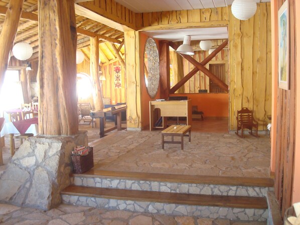 Lobby sitting area - Hotel Arquimedes (Caviahue)