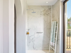 Deluxe Guestroom | Bathroom shower
