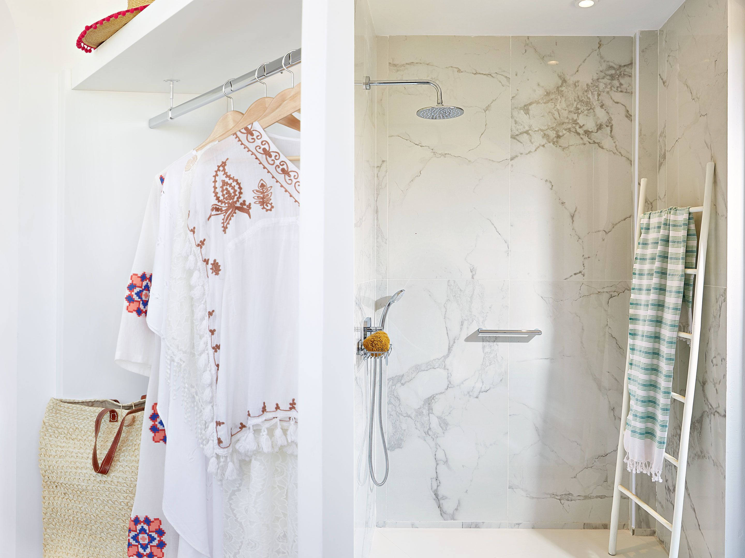 Familie appartement | Badkamer | Een douche,  milieuvriendelijk toiletgerief, een haardroger, handdoeken