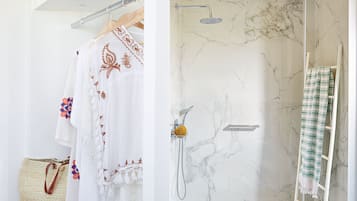 Ducha, artículos de tocador ecológicos, secador de pelo, toallas