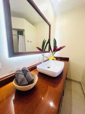 Habitación básica doble, 1 cama Queen size | Baño | Regadera y toallas 