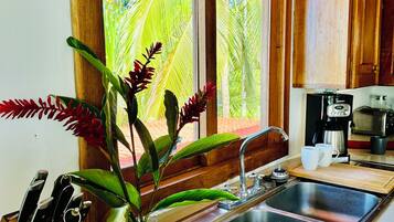 Comfort Apartment, Ocean View | Private kitchen