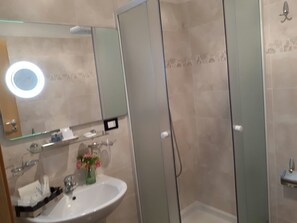 Dusj, toalettartikler (inkludert), hårføner og håndklær