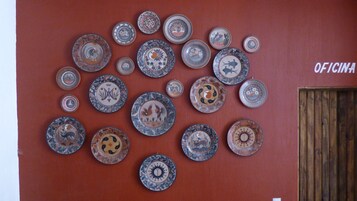 Una pared con una colección de platos decorativos dispuestos en un círculo.