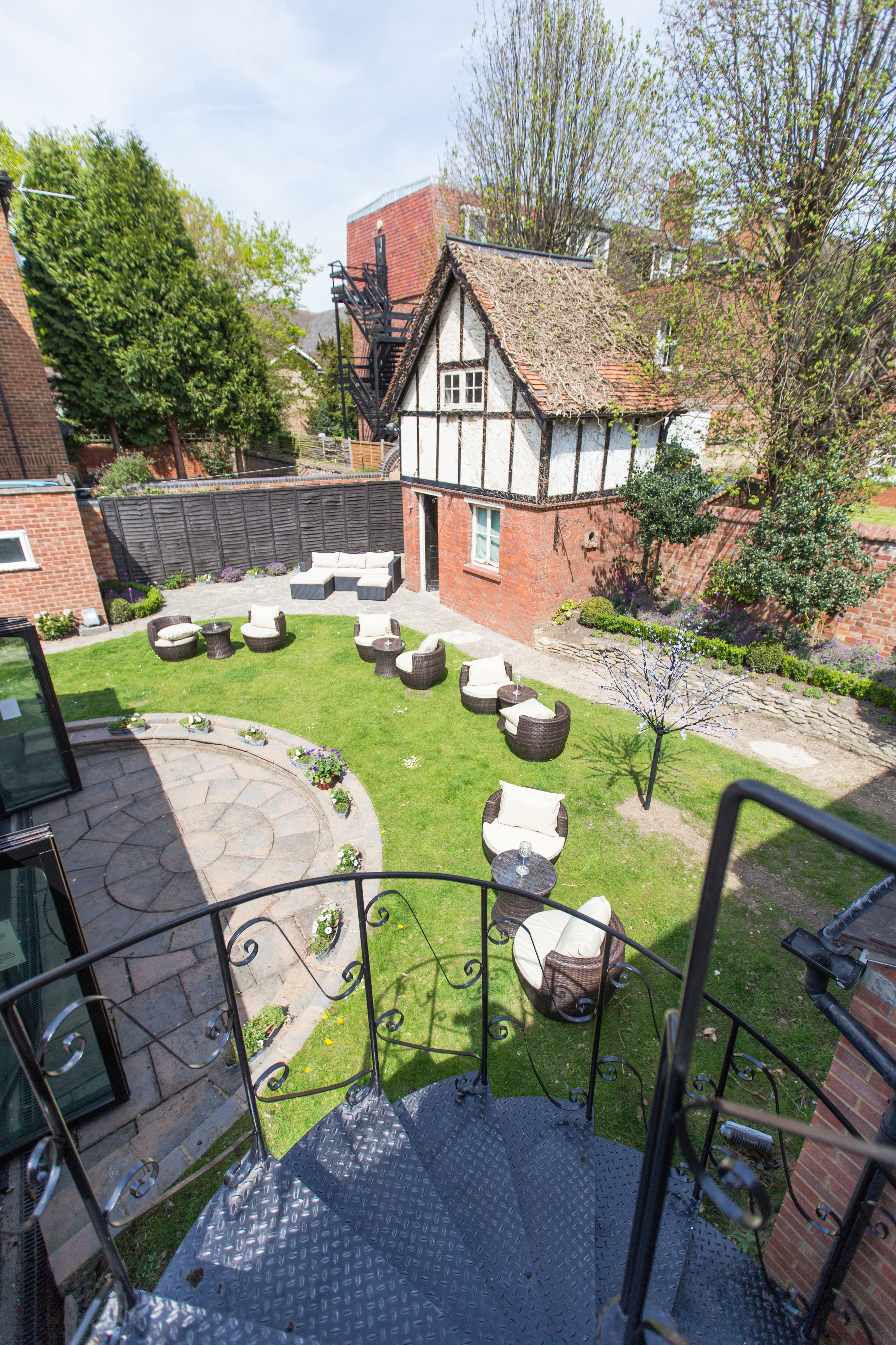 2 间餐厅，供应早餐和晚餐，泰国菜