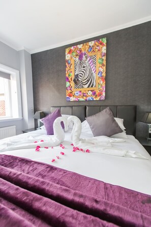 Egyptian cotton sheets, premium bedding, desk, soundproofing - Verve Hotel (Bedford)