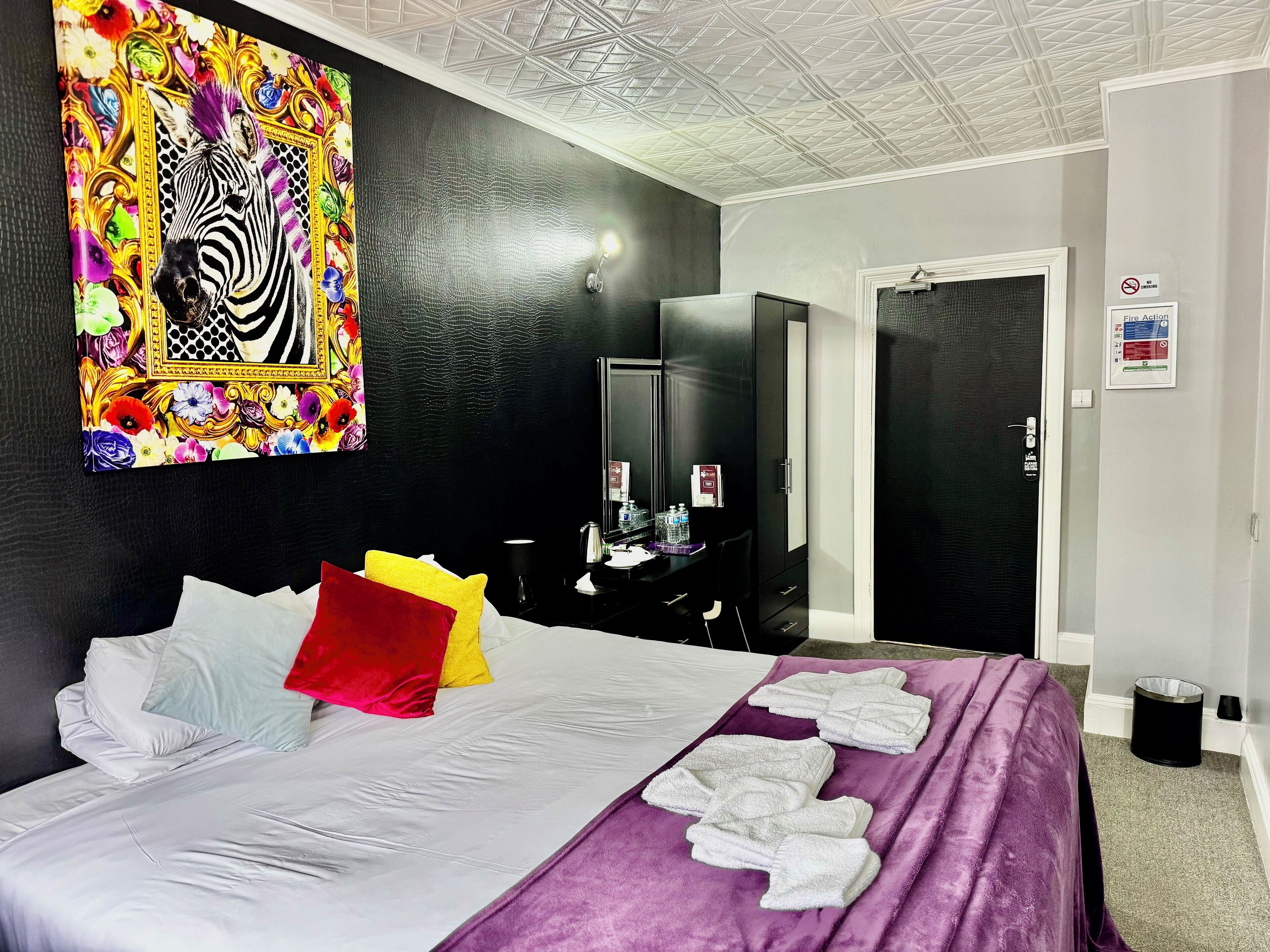 Standaard tweepersoonskamer, en-suite badkamer | Lakens van Egyptisch katoen, luxe beddengoed, een bureau