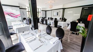 2 restaurants; breakfast and dinner served