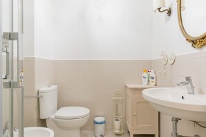 Apartment, 1 Bedroom | Bathroom | Shower, free toiletries, hair dryer, bidet - San Francesco Apartment (Verona)