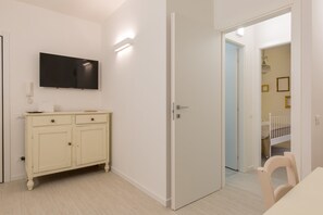 Apartamento, 1 quarto | Área de estar | TV de tela plana