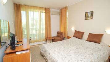 Minibar, desk, free WiFi