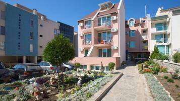 Tempat letak kenderaan sendiri percuma