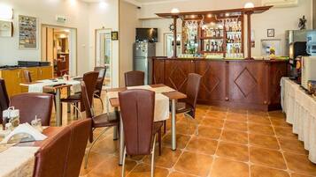 Breakfast and dinner served