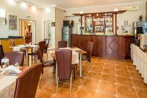 供应早餐和晚餐