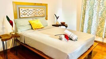Une chambre à coucher avec un lit en bois, une tête de lit ornée de panneaux décoratifs, une table de chevet avec une lampe et un rideau.