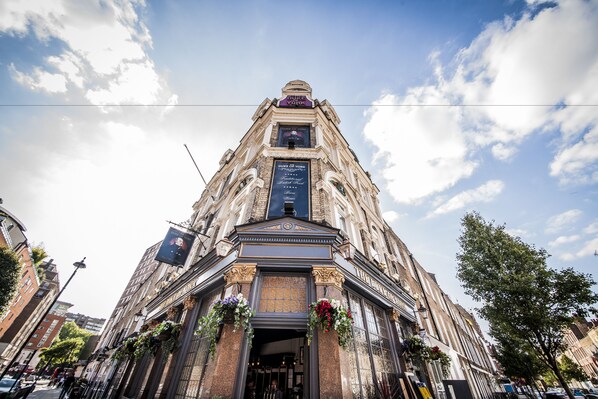 Vista frontal de la propiedad