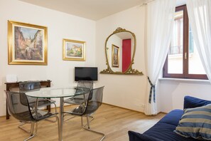 Apartment, 2 Schlafzimmer | Wohnzimmer | Flachbildfernseher