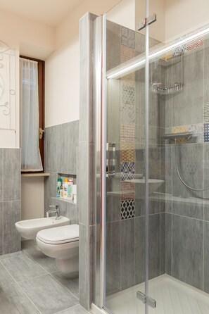 Apartment, 2 Bedrooms | Bathroom | Shower, free toiletries, hair dryer, bidet - Casa Sottoriva (Verona)
