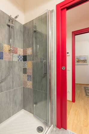 Apartment, 2 Bedrooms | Bathroom shower - Casa Sottoriva (Verona)