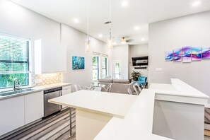 Flat-screen TV - Montrose Guesthouse Suites (Houston)