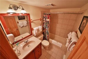 Condo, 2 quartos | Banheiro