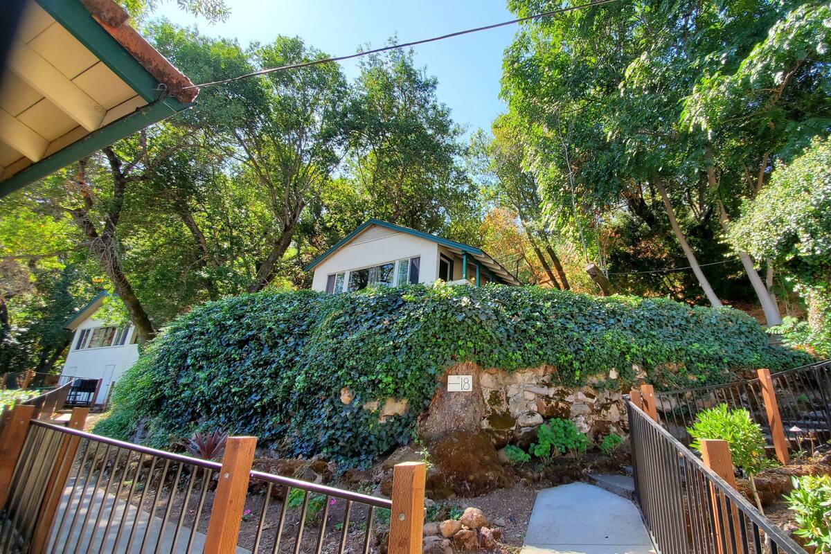 Cabin, 1 Bedroom, Kitchen, Lake View | Rollaway beds, free WiFi, bed sheets