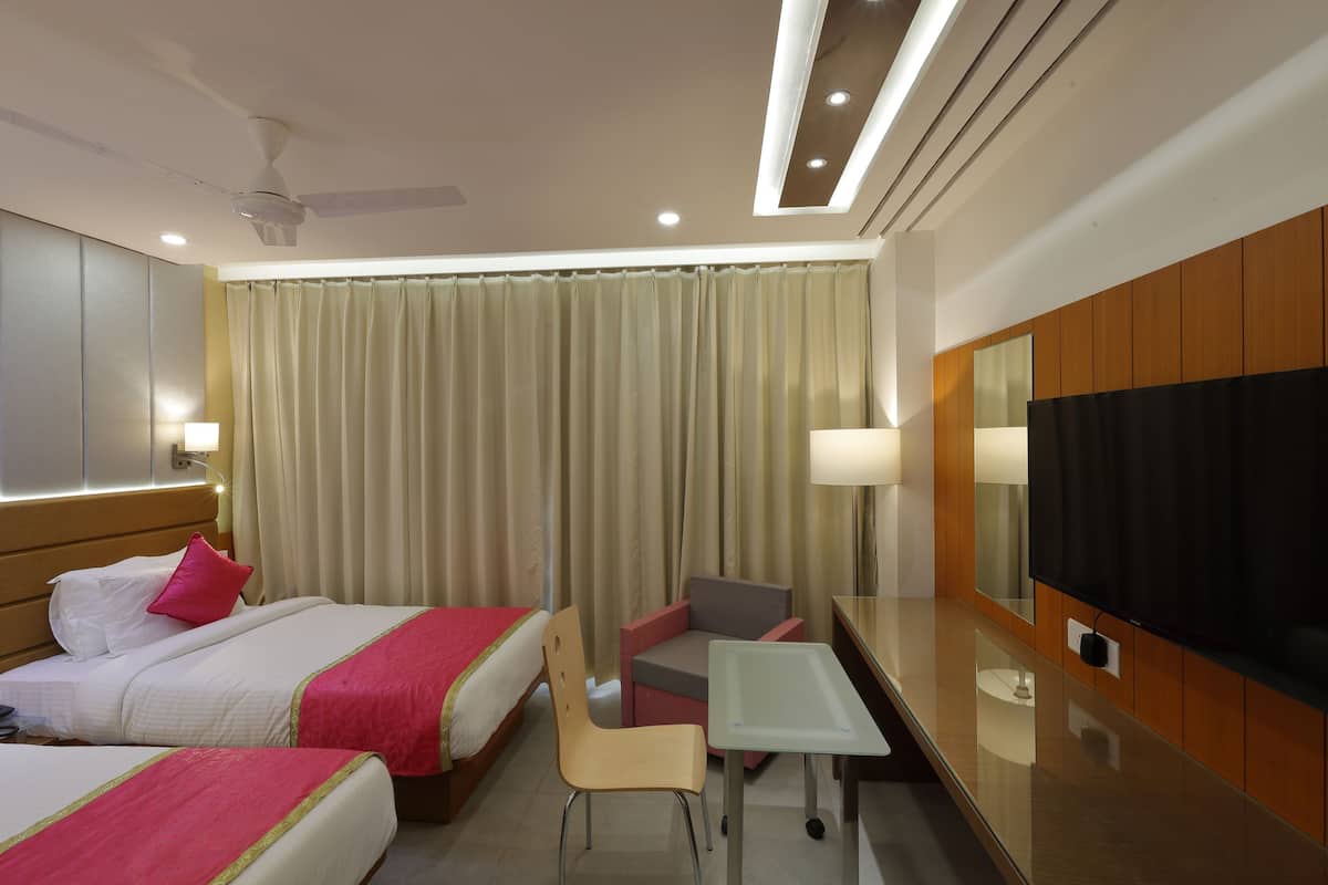 Executive Double or Twin Room | Bar mini, peti besi dalam bilik, meja, seterika/papan seterika