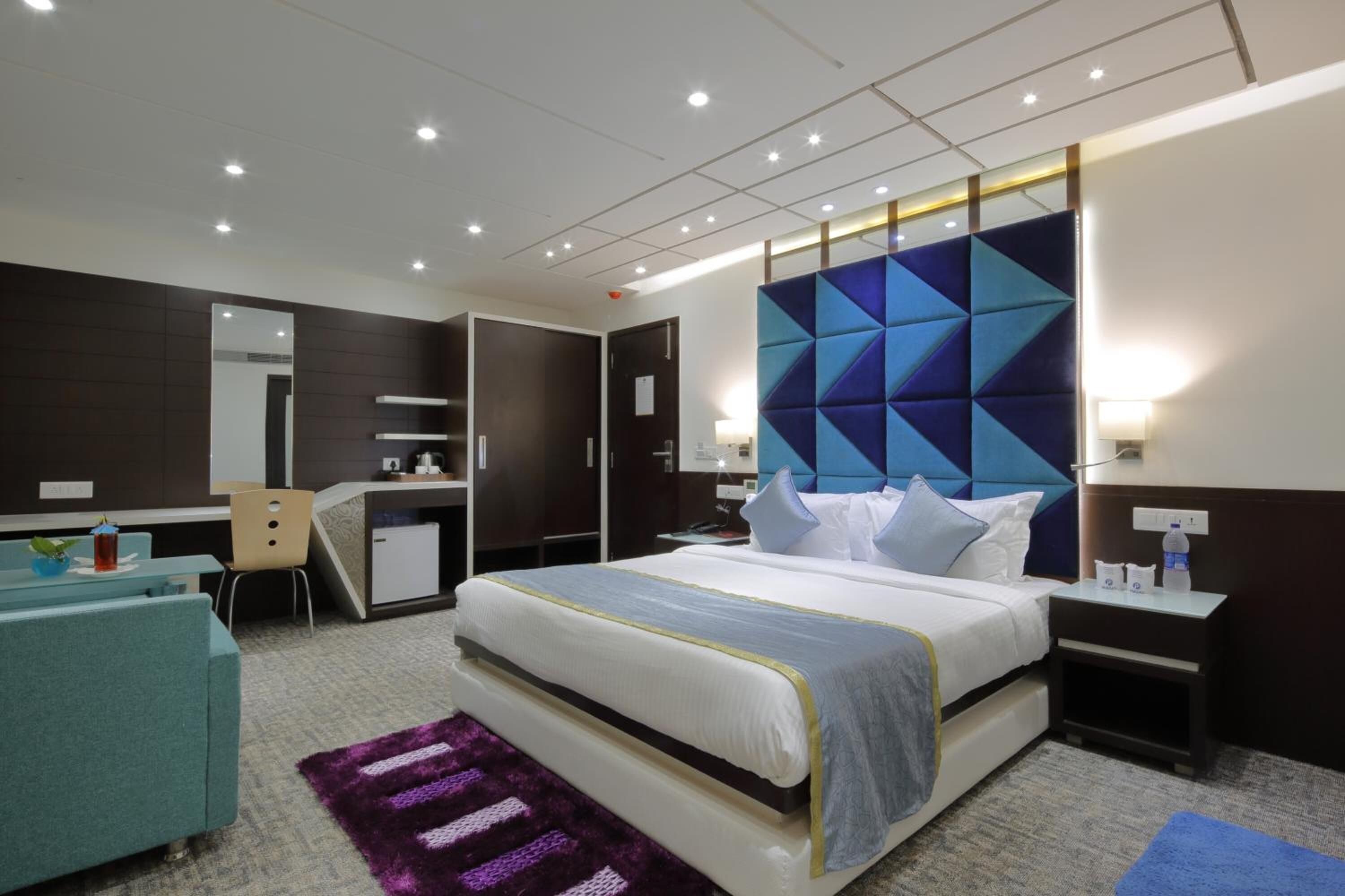 มินิบาร์, ตู้นิรภัยในห้องพัก, โต๊ะทำงาน, เตารีด/โต๊ะรีดผ้า