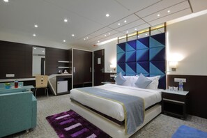 Minibar, in-room safe, desk, iron/ironing board - Hotel Pragati The Grand (Ahmedabad)