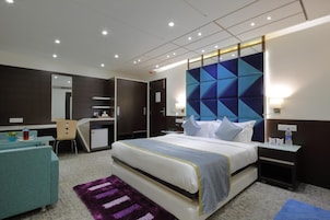 Minibar, caja de seguridad en la habitación y escritorio 