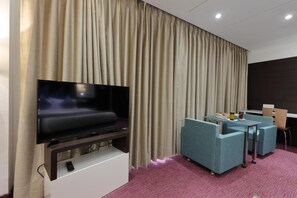 Flat-screen TV - Hotel Pragati The Grand (Ahmedabad)