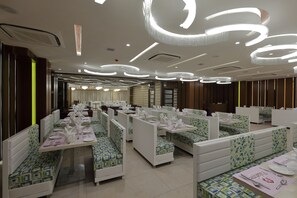 3 restaurants, international cuisine