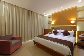 Deluxe-Zimmer | Minibar, Zimmersafe, Schreibtisch, Bügeleisen/Bügelbrett