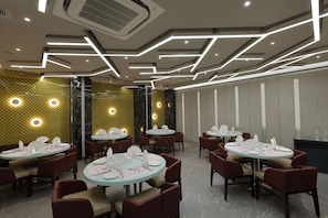 Cafe - Hotel Pragati The Grand (Ahmedabad)