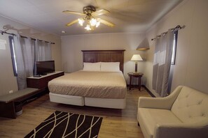 Deluxe Room, 1 King Bed - Glen Garry Motel and Cottages (North Bay)