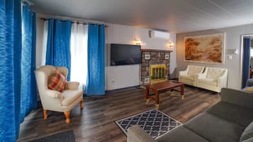 Casa de campo luxo, 3 quartos | Área de estar | TV 40 polegadas com canais a cabo