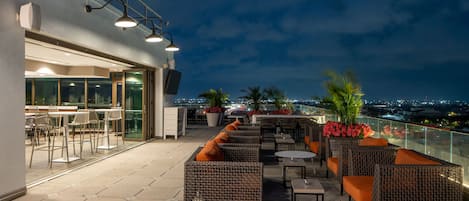 2 bars/lounges, lobby lounge, rooftop bar
