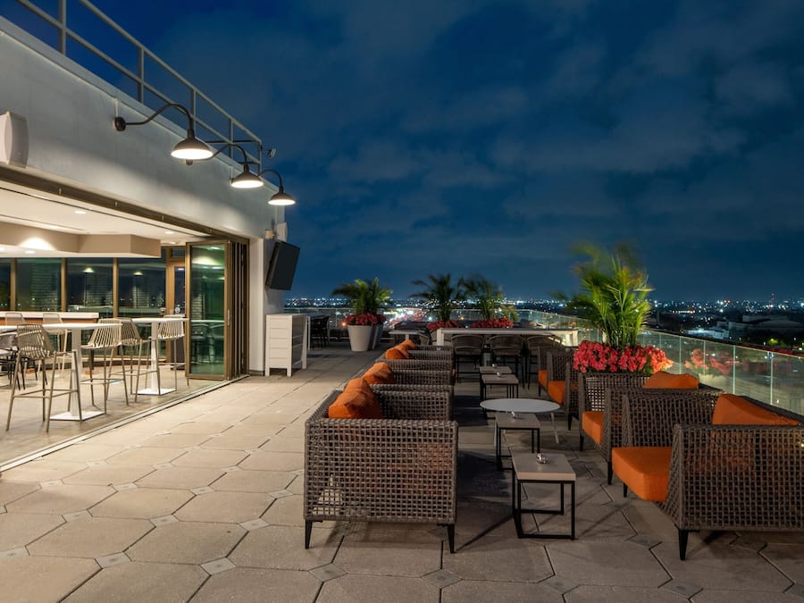 2 barer/lounger, lobbylounge og takterrassebar