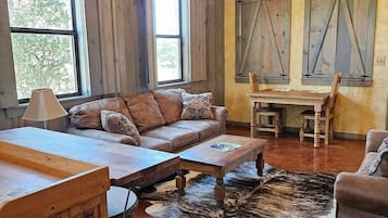 Room (Hugeloben Hutte - Hilltop Cottage) | Living area