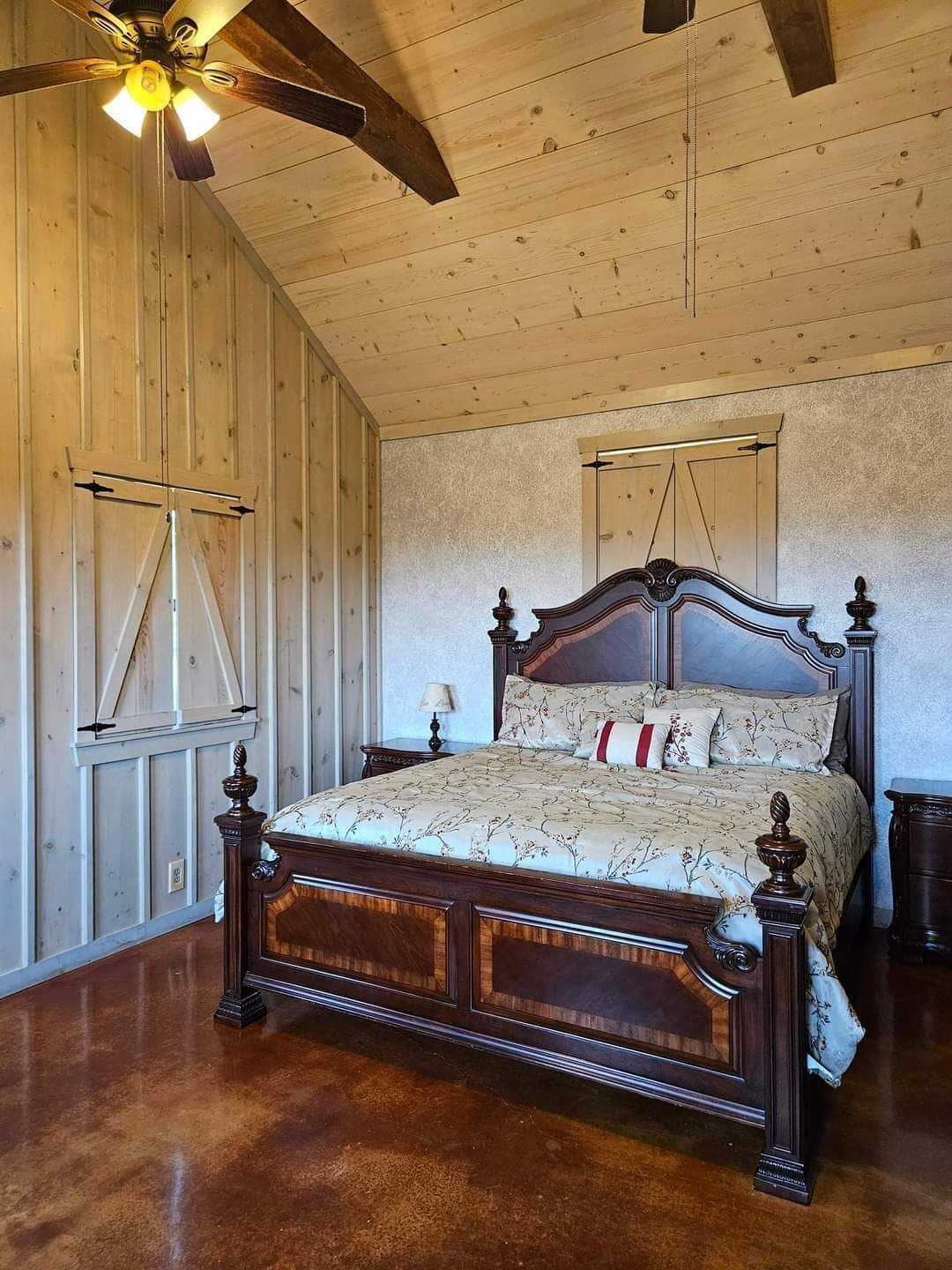 Pillow-top beds, individually decorated, individually furnished, desk