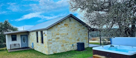 Room (Hugeloben Hutte - Hilltop Cottage) | Private spa tub