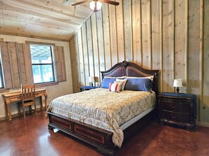 Chambre (Hugeloben Hutte - Hilltop Cottage) | Lit avec matelas à plateau-coussin, décor unique, ameublement unique