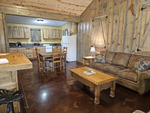 Comfort-feriehus - 1 soveværelse (Teich Hutte - Pond Cottage) | Privat køkken | Køleskab, mikrobølgeovn, ovn, kogeplade