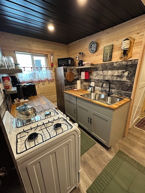 Romantic Cabin, 1 King Bed, Non Smoking, Private Bathroom (The Cabin) | Private kitchen
