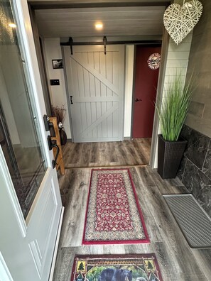 Habitación familiar, 2 habitaciones, para no fumadores | Área de sala de estar | Televisión de pantalla plana de 40 pulgadas con canales vía satélite