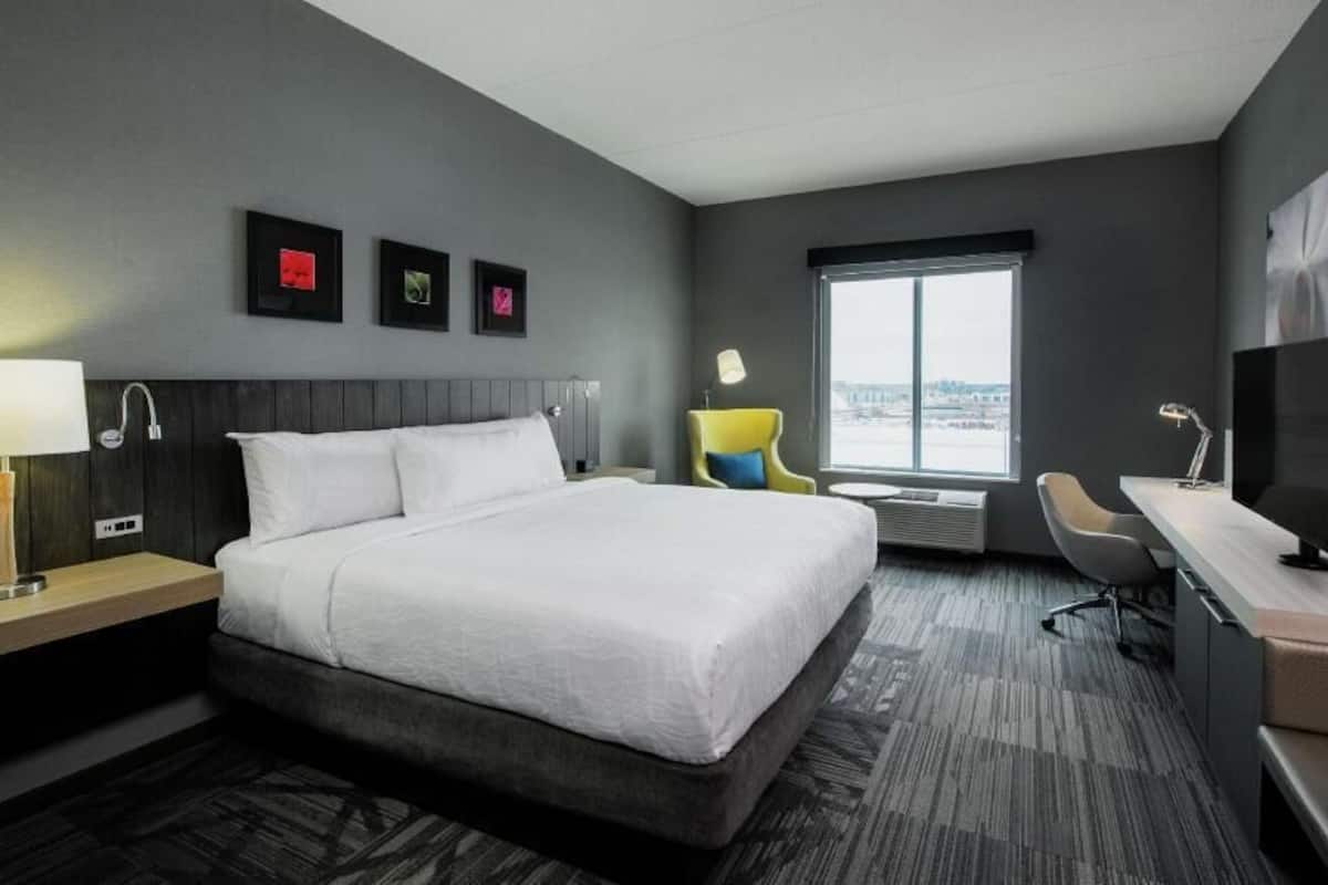 1 bedroom, hypo-allergenic bedding, desk, laptop workspace