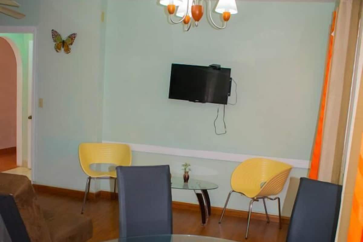 Appartamento, 2 camere da letto | Area soggiorno | TV a schermo piatto 32 pollici con canali via cavo, TV