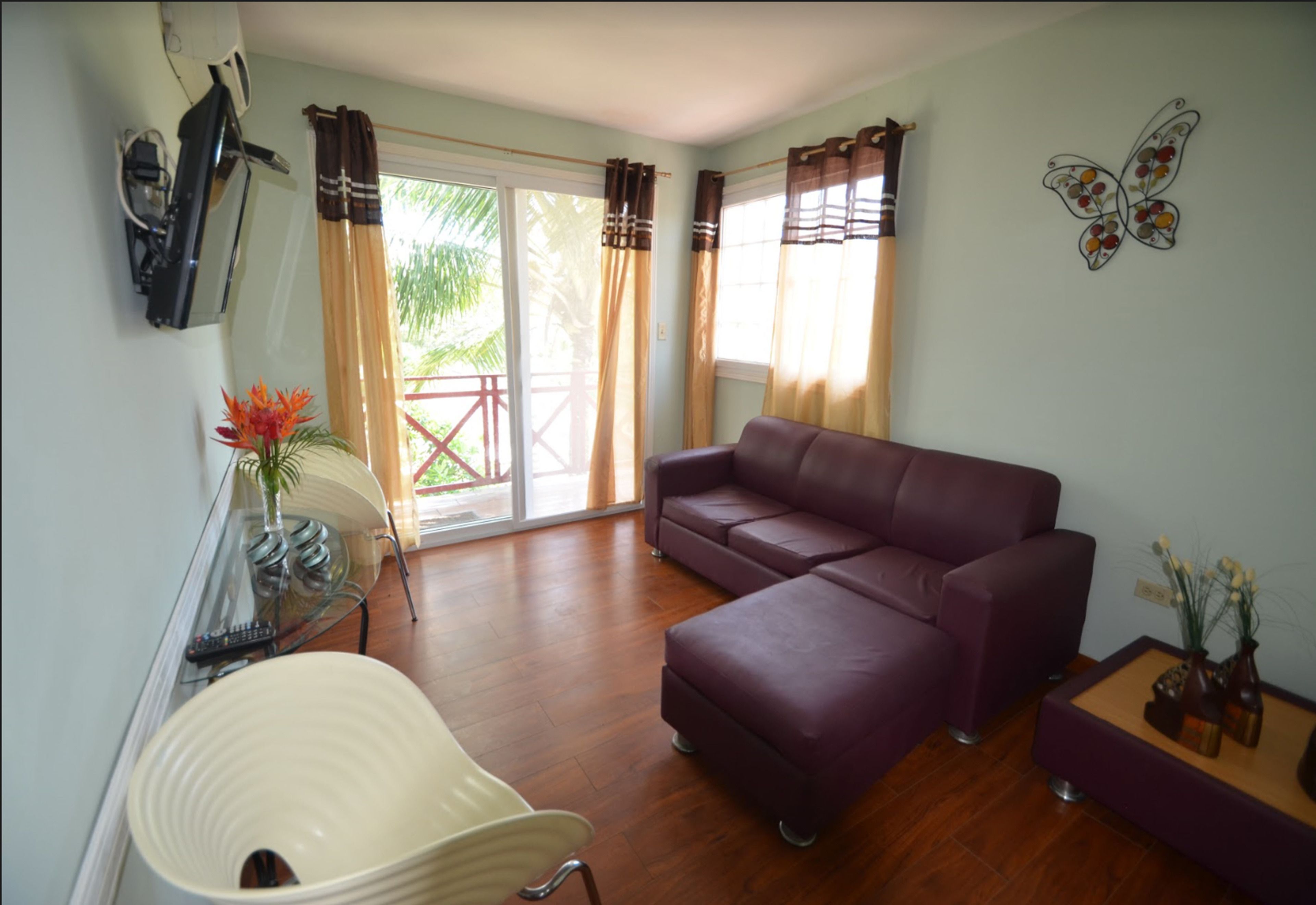 Familienapartment, 2 Schlafzimmer | Wohnbereich | 32-Zoll-Flachbildfernseher mit Kabelempfang, Fernseher