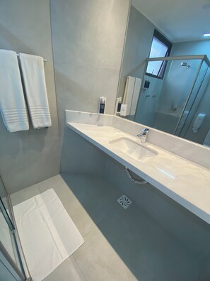 Douche, articles de toilette gratuits, sèche-cheveux